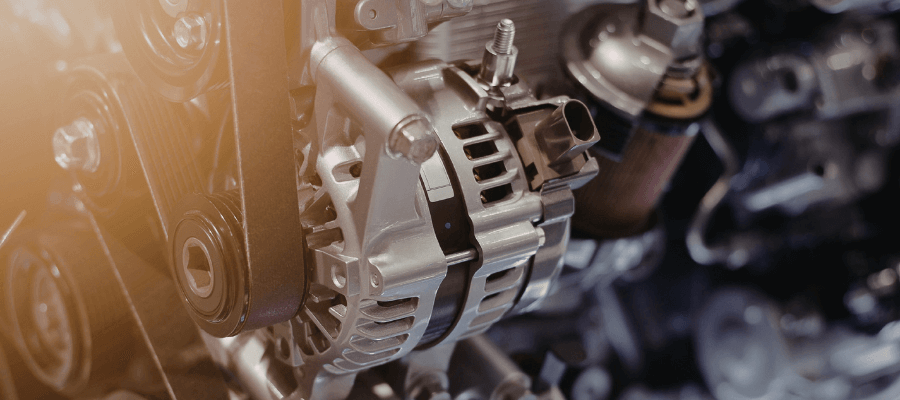 Demontaż alternatora z Ursusa C330 — odkręcanie śrub mocujących i zdejmowanie paska klinowego