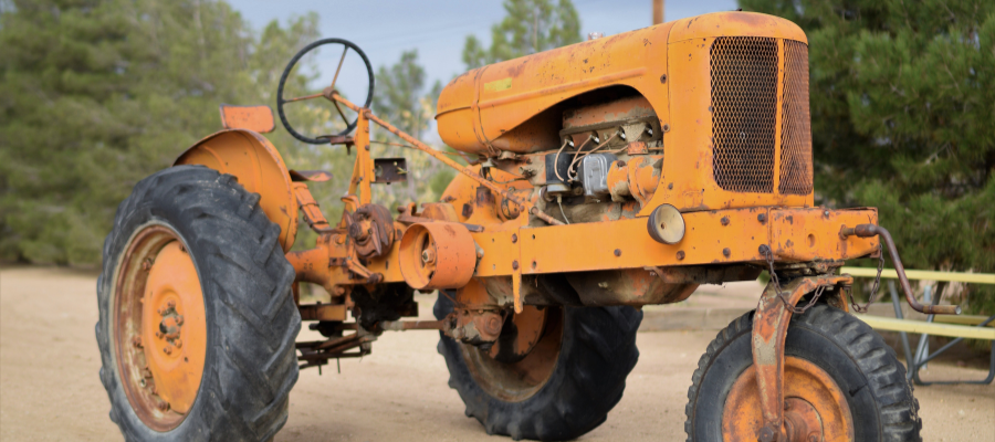 Demontaż chłodnicy z Ursusa C360 — odłączone przewody i śruby mocujące