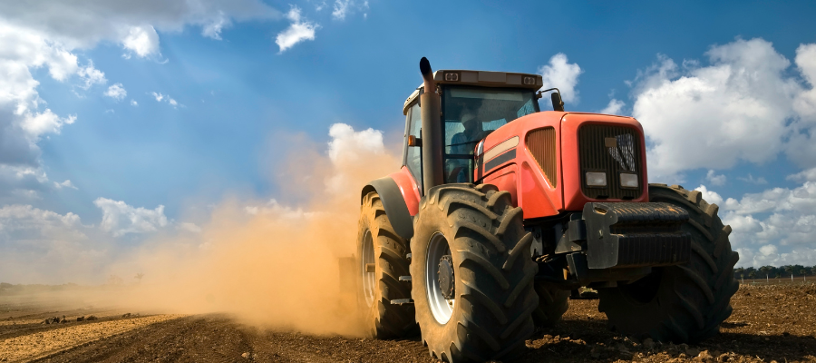 Nowa chłodnica zamontowana w Ursusie C360 — podłączone przewody gumowe, sprawdzanie szczelności