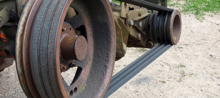 Wymiana paska klinowego w Ursusie C360 — poluzowanie alternatora i zdjęcie starego paska