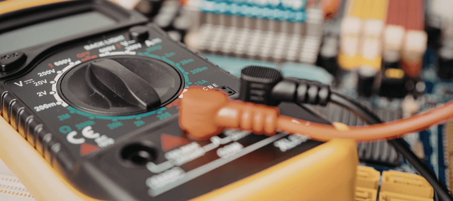 Sprawdzanie napięcia multimetrem po wymianie alternatora C360