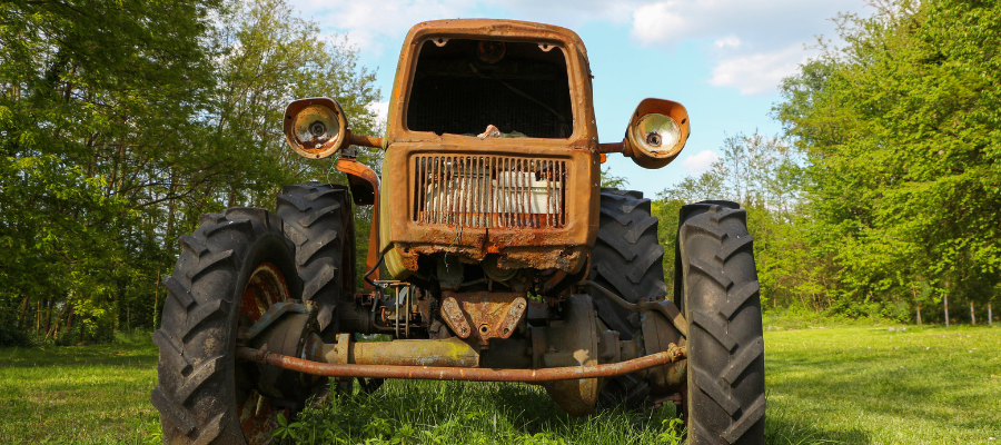 Porównanie prądnicy i alternatora w Ursusie C330 — widoczne różnice w budowie i złączach elektrycznych