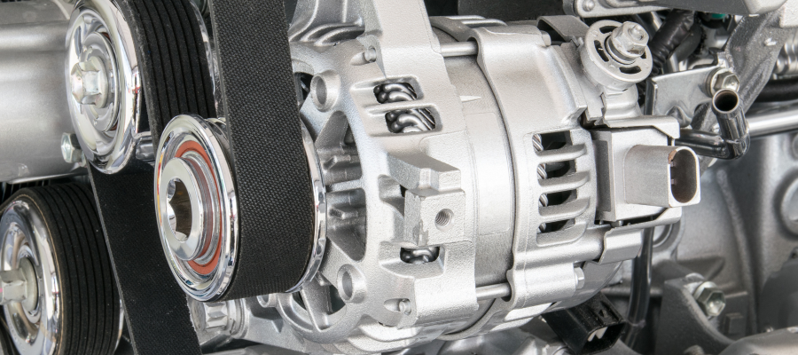 Pasek klinowy HB-1165 w Ursusie C360 — widok na kolo pasowe alternatora i wału korbowego